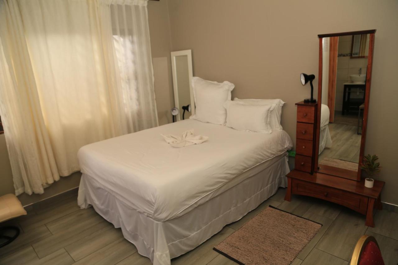 Coco Palm Bed & Breakfast Виндхук Экстерьер фото