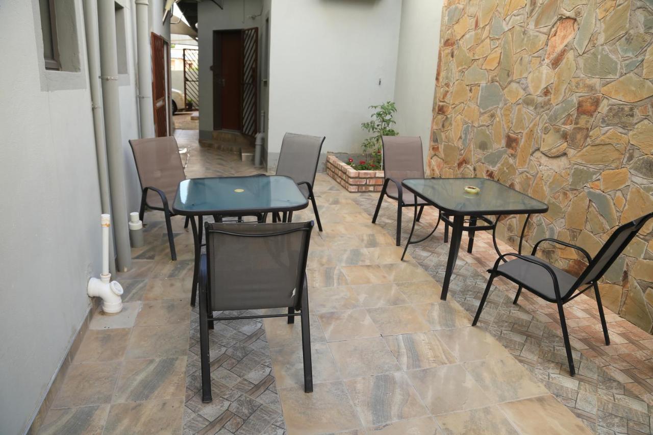 Coco Palm Bed & Breakfast Виндхук Экстерьер фото
