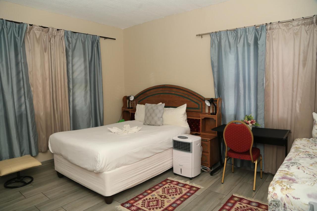 Coco Palm Bed & Breakfast Виндхук Экстерьер фото