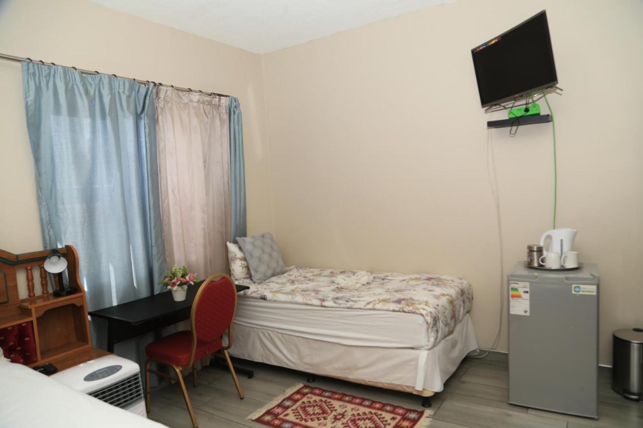 Coco Palm Bed & Breakfast Виндхук Экстерьер фото