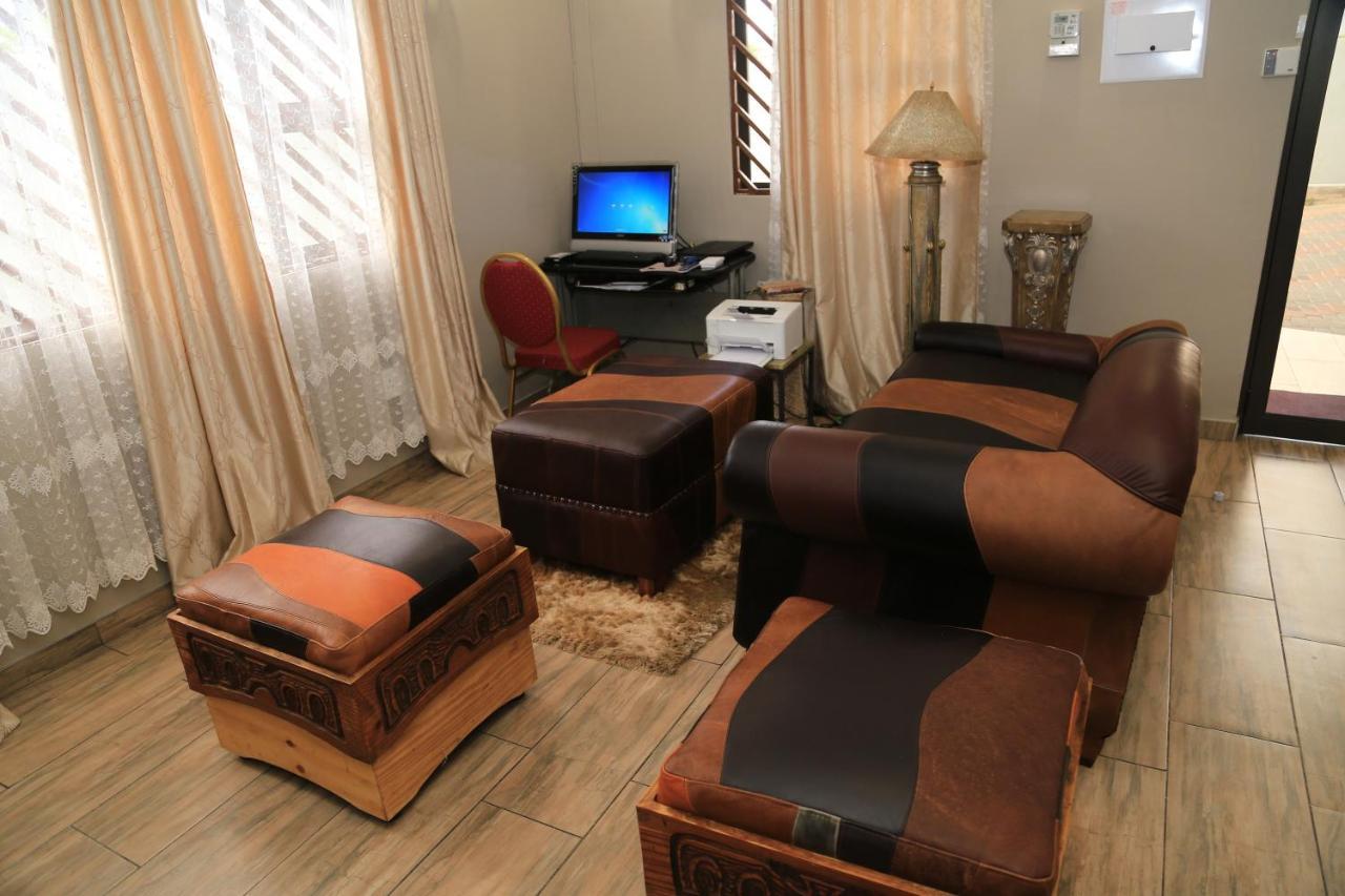 Coco Palm Bed & Breakfast Виндхук Экстерьер фото